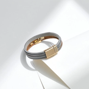 Detailansicht eines mehrlagigen Lederarmbands mit elegantem goldenem Magnetverschluss