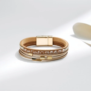 Böhmisches mehrlagiges Lederarmband mit Kristallperlen und goldenem Magnetverschluss