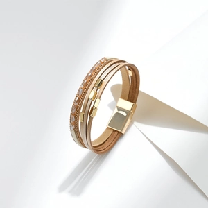 Details vom mehrlagigen Bohème-Armband in Champagner-Gold mit Kristallperlen und Magnetverschluss