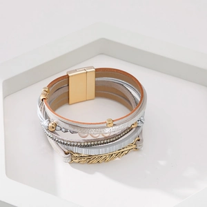 Détail du bracelet multicouche bohème en cuir avec perles, feuille d'or et fermoir magnétique