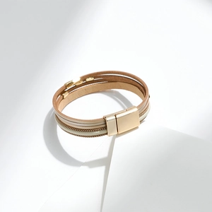 Detail eines mehrlagigen Lederarmbands im Boho-Stil mit Metallperlen und Magnetverschluss