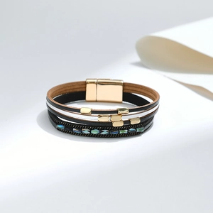 Detail eines böhmischen mehrlagigen Lederarmbands mit blauen Perlen und Magnetverschluss