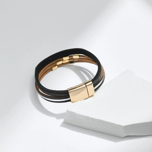 Details des mehrlagigen Boho-Lederarmbands mit Perlen und goldenem Magnetverschluss am Stein
