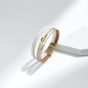 Böhmisches mehrlagiges Lederarmband mit Kristallperlen und goldenem Magnetverschluss