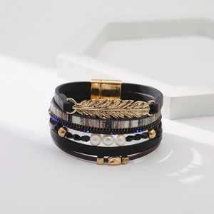 Bracelet bohème multicouche en cuir avec charm feuille, perles blanches et fermoir magnétique