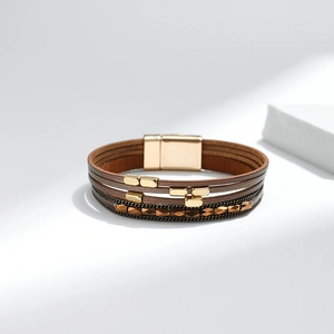 Mehrlagiges Lederarmband im Boho-Stil mit Metallperlen und Magnetverschluss