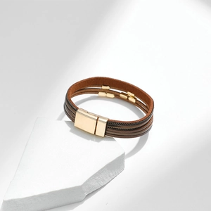 Details eines mehrlagigen Lederarmbands im Boho-Stil mit Metallperlen und Magnetverschluss