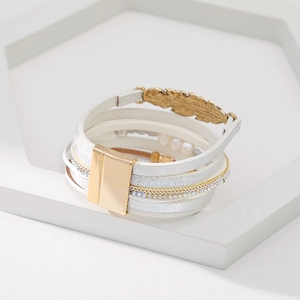 Détail du bracelet bohème multicouche avec perles, breloque feuille et fermoir magnétique