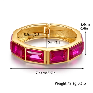 Dettaglio delle dimensioni e del meccanismo a cerniera del bracciale dorato con gemme