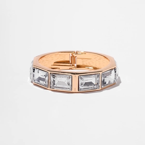 Dettaglio del bracciale in lega di zinco oro rosa con grandi cristalli rettangolari