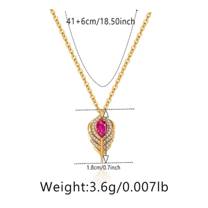 Dettagli della collana a cuore con zircone rosso a pera placcata oro e dimensioni