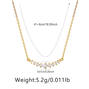 Dettaglio della collana placcata oro 18K con pendente curvo in zircone e dimensioni