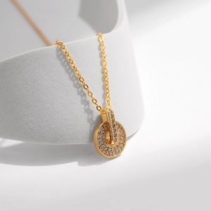 Dettaglio della collana dorata a cerchi intrecciati con pavé di zirconi brillanti