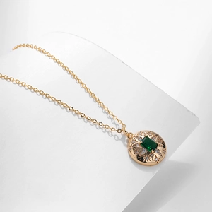 Dettaglio della collana con ciondolo stella dorata e zircone smeraldo rettangolare