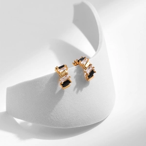 Boucles d'oreilles C bicolores avec zircons noirs et blancs plaqués or chic