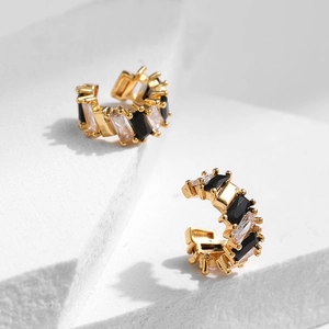 Bagues d'oreilles dorées en C avec cristaux baguette noirs et blancs de style élégant