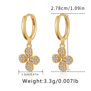 Détails des boucles d'oreilles trèfle en plaqué or 18K avec zircone et dimensions exactes