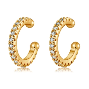 Bagues d'oreilles en C plaquées or 18K avec zircons scintillants sur fond blanc