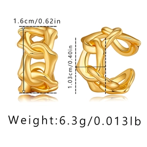 Détail de la bague d'oreille plaquée or 18K avec dimensions et texture de chaîne
