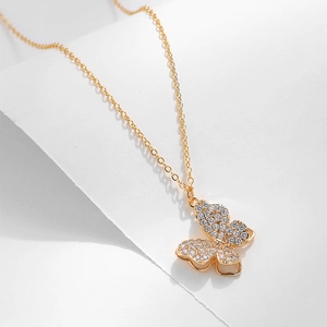 Dettaglio della collana con pendente a farfalla dorata con pavé di zirconi bianchi