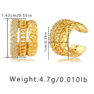 Détail d'une boucle d'oreille en laiton plaqué or 18K avec maillons et cristaux incrustés