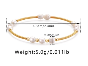 Detailansicht der Süßwasserperlen-Armbandmaße mit 6,3 cm Innendurchmesser und Goldarmband
