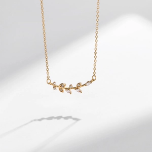 Dettaglio della collana a ramo d'ulivo placcata oro con brillanti zirconi dal taglio marquise
