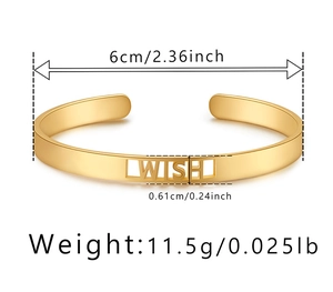 Dettaglio di un bracciale rigido dorato con scritta WISH e dimensioni di 6 cm di diametro