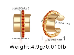 Vue détaillée de bagues d'oreille dorées avec zircons orange et dimensions précises