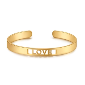 Detailansicht goldener C-Manschettenarmreif mit LOVE-Hohlraumdesign und Metallglanz