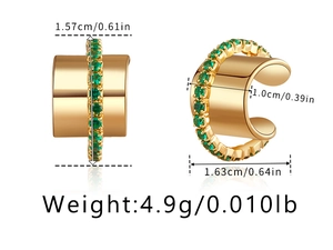 Dimensions détaillées du cache-oreilles doré avec zircons verts sur fond blanc