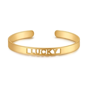 Moderner minimalistischer goldener Lucky Armreif mit hohlem Schriftzug Design