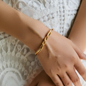 Bracelet torsadé élégant plaqué or 18 carats avec un design minimaliste raffiné