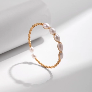 Nahaufnahme des vergoldeten Manschettenarmbands mit eleganten Süßwasserperlen