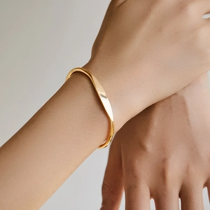 Bracelet jonjon torsadé plaqué or 18 carats avec un design sculptural poli miroir