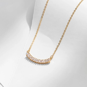 Macro di una collana placcata oro con ciondolo in zircone a forma di sorriso