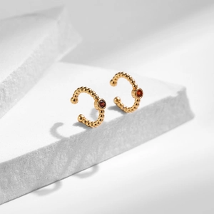 Manchette d'oreille à billes plaquée or 18 carats avec zircon rouge sur pierre blanche