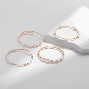 Elegantes Set aus 18 Karat vergoldeten Süßwasserperlen-Armbändern mit offenem Vintage-Design