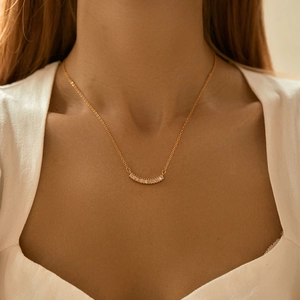 Elegante collana girocollo dorata con pendente curvo e zirconi cubici rettangolari