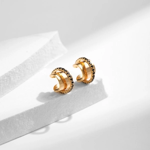 Boucles d'oreilles bohèmes plaquées or 18K, design en C triple couche sur socle blanc