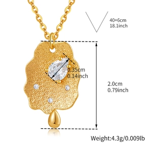 Vista dettagliata del ciondolo fiore oro 18K con zircone a goccia e trama martellata