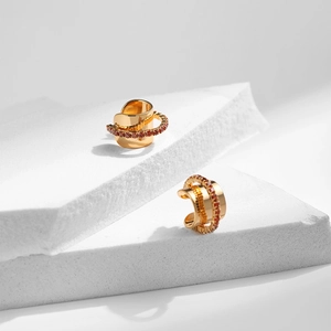 Bagues d'oreilles irrégulières en laiton plaqué or 18K avec pierres en zircone rouge