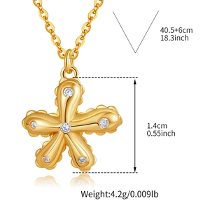 Dettaglio del ciondolo a fiore in oro 18 carati con dimensioni e pietre di zircone