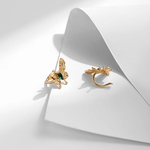 Manchette d'oreille papillon dorée 18K avec zircon vert pour oreilles non percées