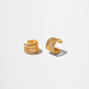 Détail du protège-oreille doré multicouche orné de zircons et de maillons de type cubain