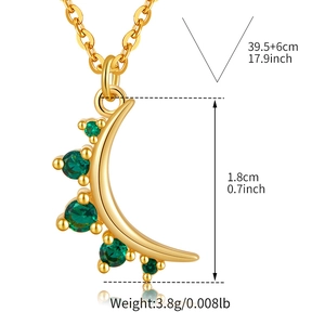 Dettaglio collana a mezzaluna con pietre verdi e dimensioni del ciondolo di 1,8 cm