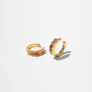 Vue détaillée des boucles d'oreilles dorées avec des pierres de zircone multicolores