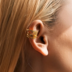 Manchette d'oreille multicouche en laiton plaqué or 18 carats sur mannequin