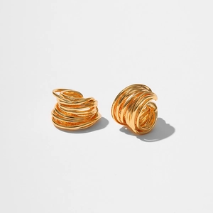 Détail des boucles d'oreilles C tissées plaquées or avec un design en spirale multicouche