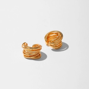 Boucles d'oreilles C dorées à la mode avec un design moderne à lignes spirales étagées